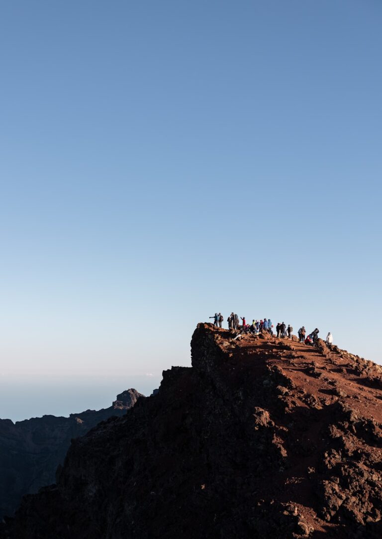 eine Gruppe von Menschen, die auf einem Berggipfel steht