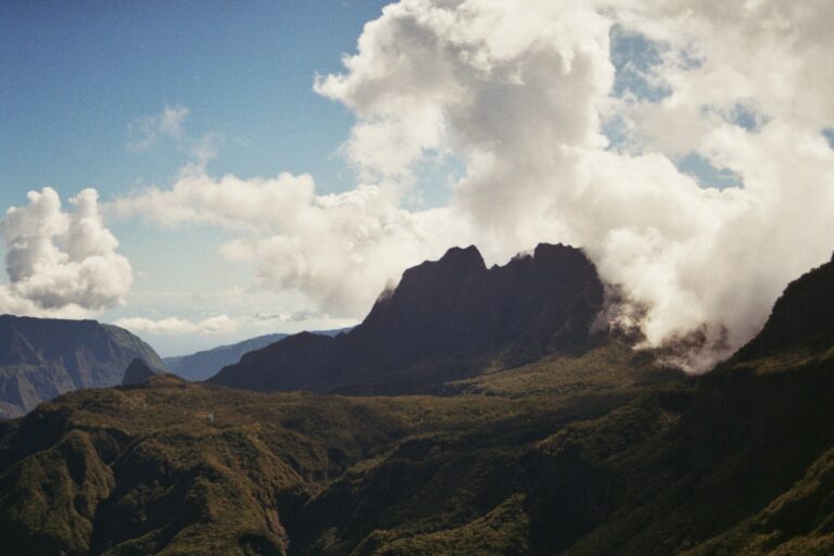 eine Ansicht einer Bergkette mit Wolken am Himmel