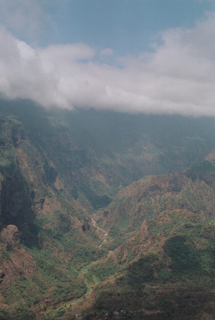 una vista de una cordillera con un río que la atraviesa