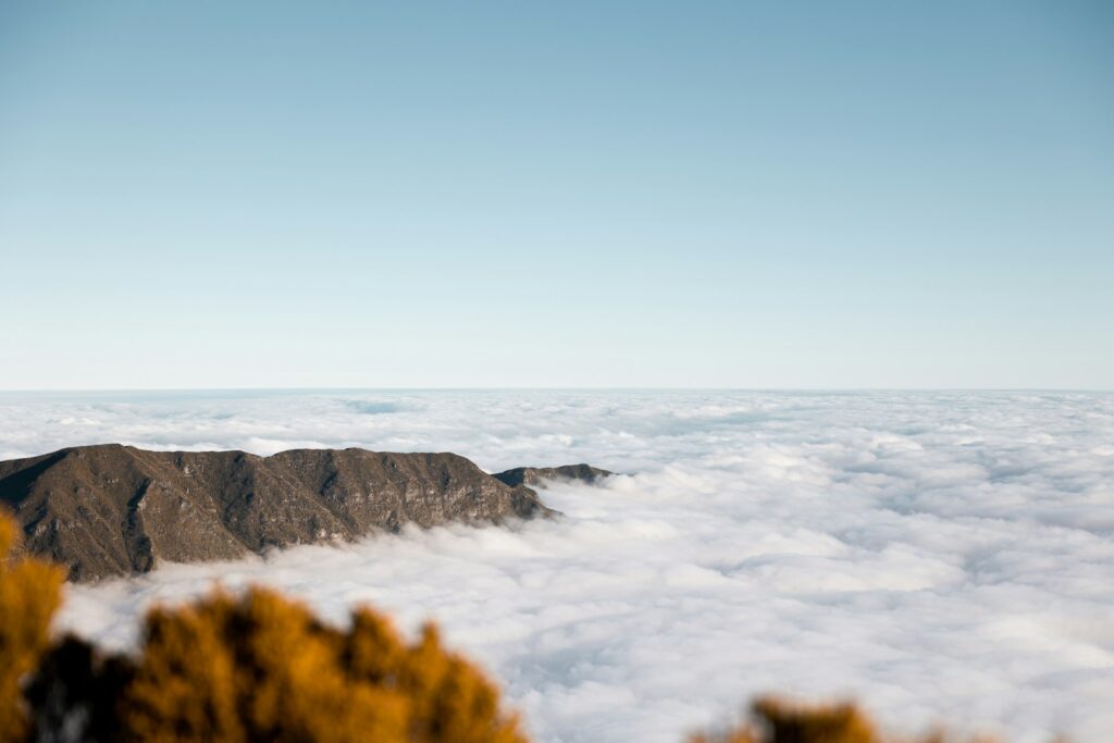 eine Ansicht eines Berges mitten in den Wolken