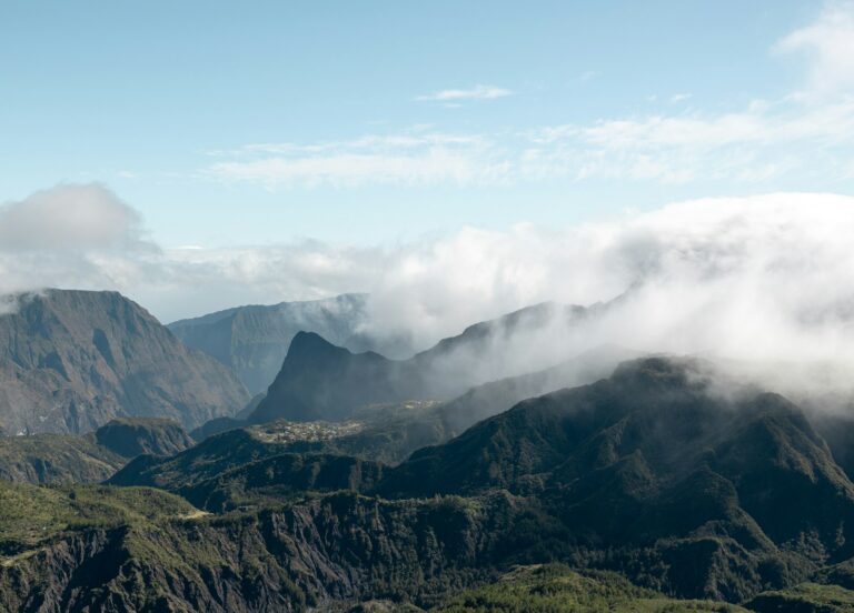 eine Aussicht auf ein Gebirge, das von Wolken bedeckt ist